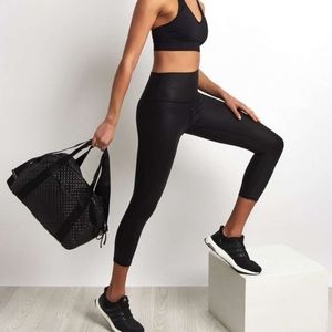 ✨Alo Yoga High Waisted AirLift Capri - Glossy